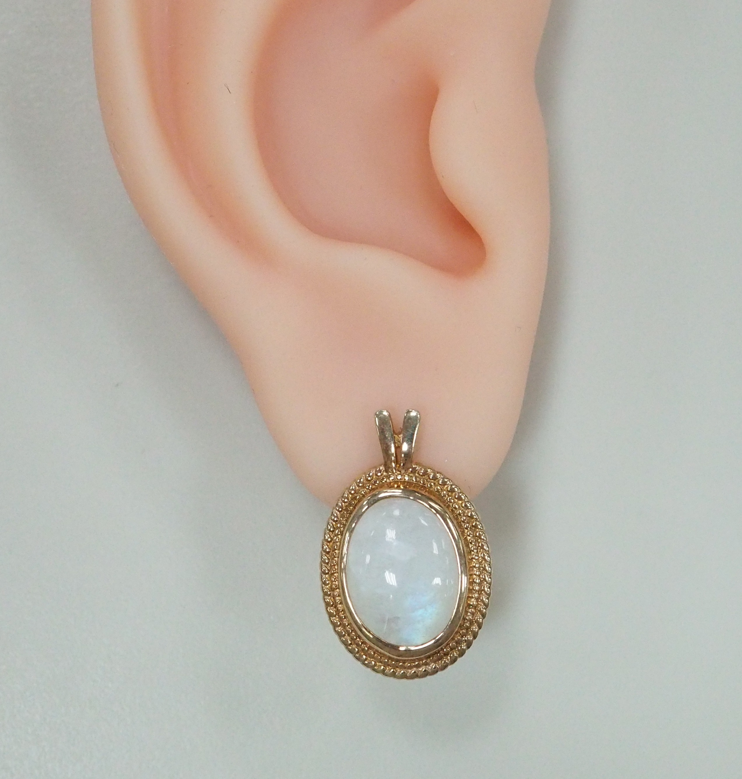 Серебряные серьги с лунными камнями